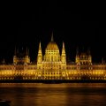 Parlementsgebouw in de avond